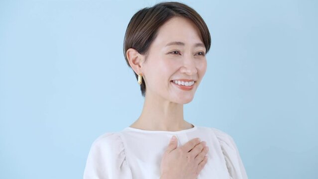 笑顔のミドル女性