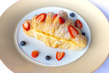 Let yourself be seduced by the crunchy exterior and the soft pastry cream with fresh strawberries...