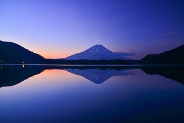 精進湖から夜明け前の富士山