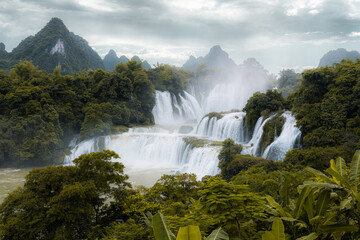 Ban Gioc&ndash;Detian Falls at the international border between China and Vietnam