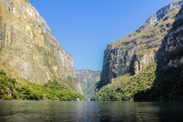 Fototapeta na wymiar Hermosa fotografía del Cañón del Sumidero en el estado de Chiapas, México.