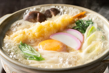 湯気が立つ、熱々の鍋焼きうどん