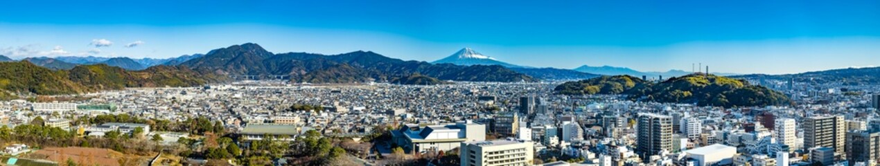Fototapeta na wymiar 静岡市市街地の街並みと冬の富士山（パノラマ写真）