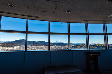 静岡市の街並みと富士山を眺める静岡県庁の展望フロア
