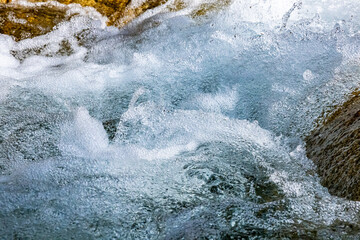 水しぶきを上げて流れ落ちる川