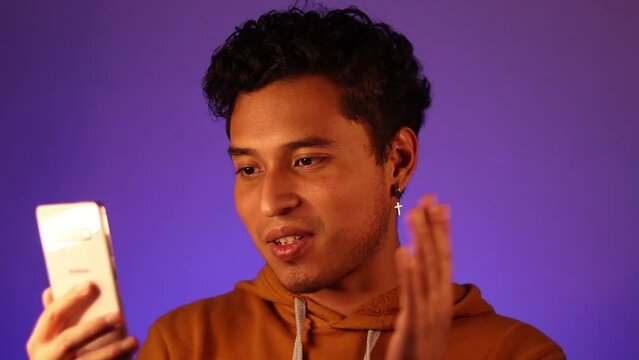 Joven conversando en videollamada por su tel&eacute;fono inteligente