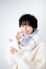 スマホを見て笑顔になる女性　ポイントやオススメ