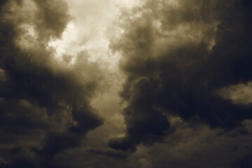 Naklejka na ściany i meble cielo nublado con colores dramáticos con nubes densas