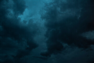 Fototapeta na wymiar cielo nublado con colores dramáticos con nubes densas