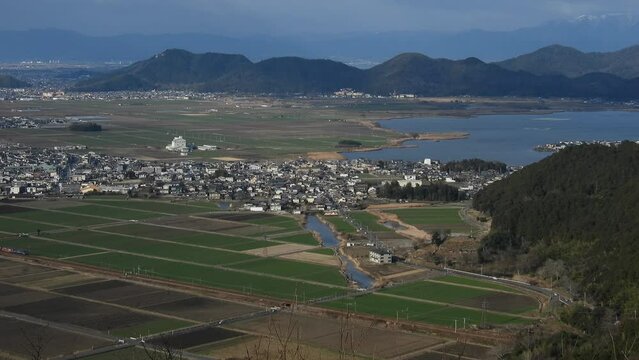 西の湖と安土城址を背景に走るEF210牽引の貨物列車