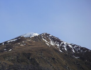 ニュージーランドの風景/やや雪を被っている山頂