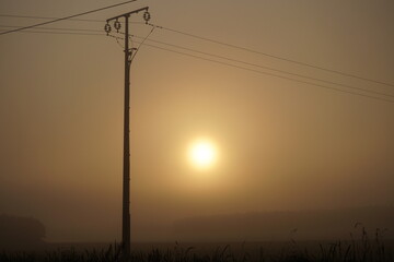 Stromtrasse im Nebel