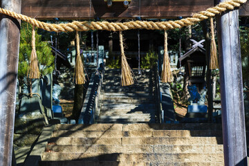 Fototapeta na wymiar 神社のしめ縄と鳥居から見た景色