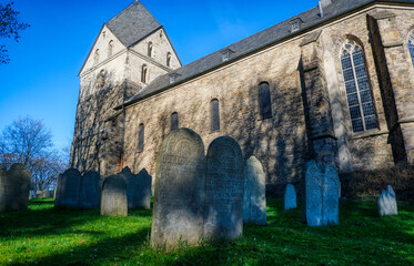 Fototapeta na wymiar Historische romanische Kirche mit mittelalterlichem Friedhof in Syburg bei Dortmund