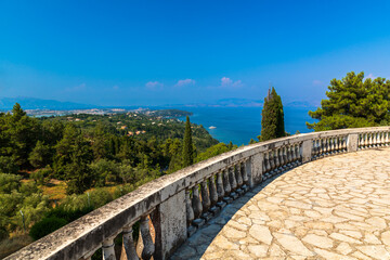 Blick von der Gartenterrasse des Achilleion auf Korfu Richtung Kerkyra
