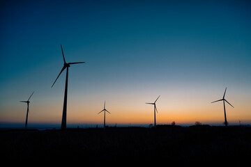 Windräder im Sonnenuntergang