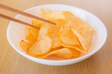 箸でポテトチップス