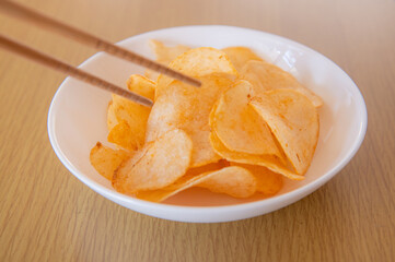 箸でポテトチップス