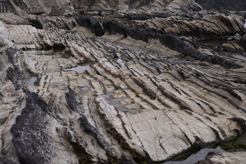 縞模様の岩　岩　岸壁　崖　石　地層　鉱石