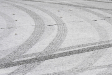 雪の日の市街地の道路、タイヤの痕 (Tire tracks on the city street on a snowy day)