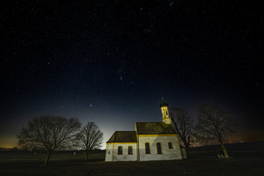 Kirche St. Johannes der T&auml;ufer in Raisting unter dem Sternenhimmel