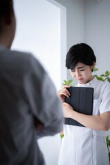 嫌なドクターがいる看護の現場　転職などのイメージに　縦