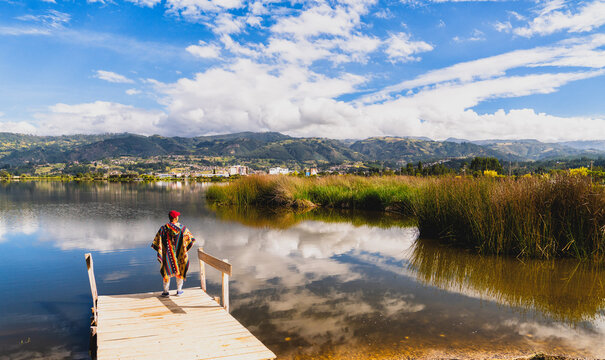 Paipa Boyac&aacute; en Colombia, viajero lago de Sochagota  monta&ntilde;a cordillera de los Andes