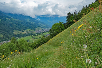 Blick auf den malerische in der Landschaft der Alpen gelegenen Ort Sankt Martin in Passeier im...