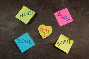 kolorowe kartki z napisami ciało, dusza, umysł, duch, koncepcja rozwoju, samoświadomości - obrazy, fototapety, plakaty
