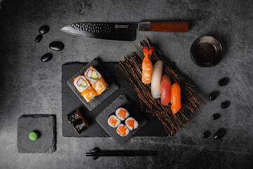 Sushi Menu mit Lachs Maki und verschiedenen Nigiris © TrungHieu