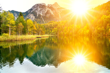 Landschaft im Allgäu mit Herbst am See im Gegenlicht