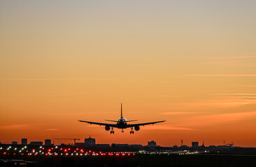 Fototapeta na wymiar avion vol aeroport atterrissage voyage ciel soucher soleil climat environnement