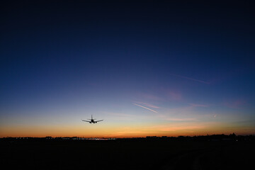 Obraz na płótnie Canvas avion vol aeroport atterrissage voyage ciel soucher soleil climat environnement