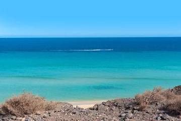 Papier Peint photo Plage de Sotavento, Fuerteventura, Îles Canaries Vista panorámica de la playa de arena blanca de Jandia con mar turquesa rodeada de un paisaje volcánico y desértico en la turística isla de Fuerteventura, Islas Canarias.