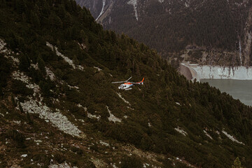 Rettungshelikopter im Bergeinsatz © Sio Motion