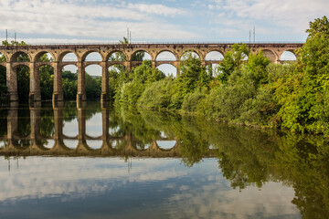 Fototapeta premium Viadukt mit Spiegelung in Fluss