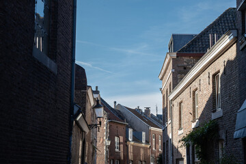 Obraz premium Old residential houses in the city center of Maastricht, Netherlands, in an old medieval street with residential buildings..