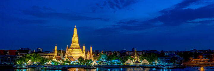 Fototapeta premium Wide panorama of Wat Arun temple at dusk, Bangkok, Thailand 
