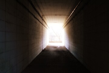 暗いトンネルの向こうの光