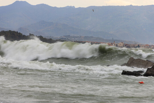 Mareggiata sulla costa ionica Etnea di Riposto