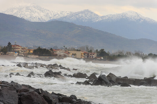 Mareggiata sulla costa ionica Etnea di Riposto