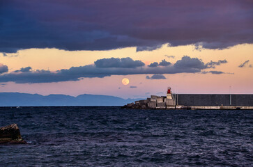Alba di luna e tramonto di sole 