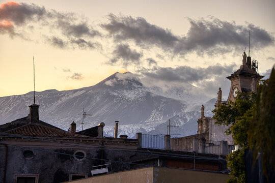 Etna al tramonto dalla citt&agrave; di Riposto