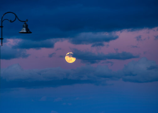 Alba di luna e tramonto di sole 