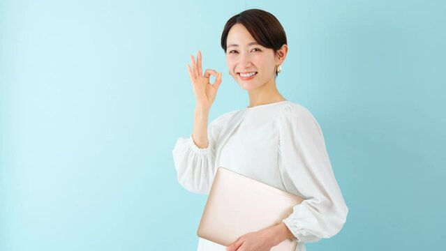 ノートパソコンを持った若い女性　ビジネスイメージ	
