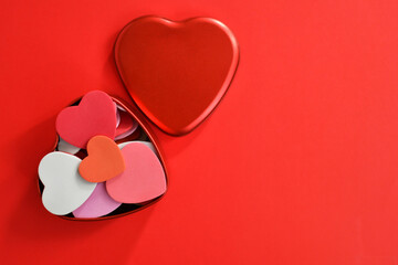 Caja con corazones de Colores, espacio para texto al lado derecho, concepto de amor y amistad.