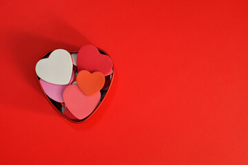 Caja con corazones de Colores, espacio para texto al lado derecho, concepto día de San Valentín. 