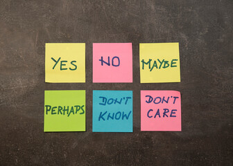 tak, nie, może, być może, nie wiem, nie obchodzi mnie to -  kolorowe karteczki samoprzylepne na ciemnym tle © siwyk