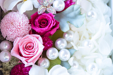 Obraz na płótnie Canvas プリザーブドフラワーのバラと菊の入ったフラワーボックスと真珠