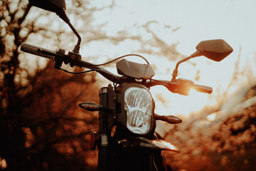E-Motorrad im Sonnenuntergang